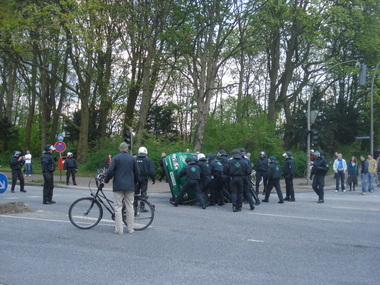 Polizei kippt umgedrehten Wagen wieder auf Straße zurück