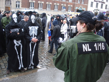 Polizei fotografiert maskierte Neonazis