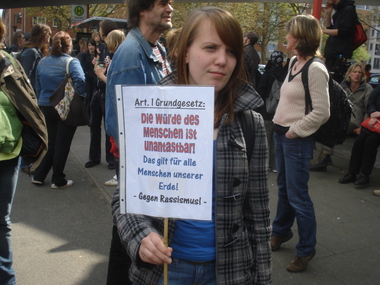 Junge Frau mirt Schild, die Würde des menschen ist unantastbar