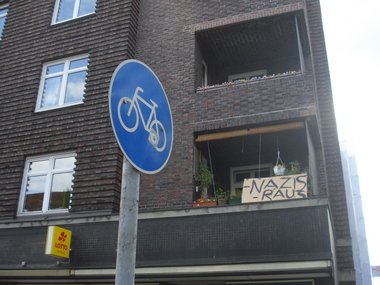 Nazis raus Schild auf Balkon