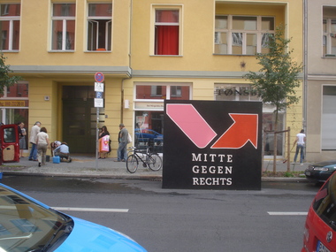 Totale Rosa-Luxemburg Straße mkt container Mitte gegen rechts vor Toensberg-Laden