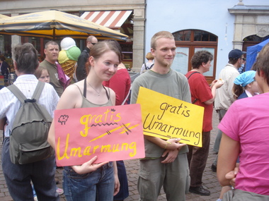 Jugendliche mit Schild Gratisumarmung