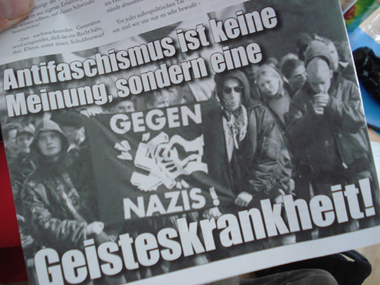 Foto aus rechter Szenezeitschrift: "Antifaschismus ist Geisteskrankheit"