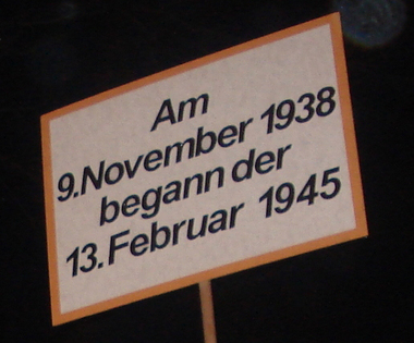 Schild: Am 9. November 1938 begann der 13. Februar 1945