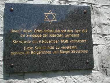 Gedenktafel zur Erinnerung an die von den Nazis zerstörten Synagoge in Strausberg.