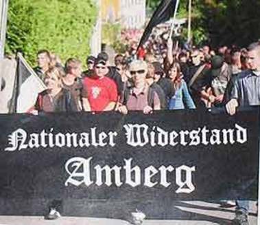 Bei einer Demonstration im bayerischen Gräfenberg marschieren die rechten Frauen stolz vorneweg