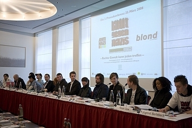 Podium der lautgegennazis pressekonferenz mit 15 teilnehmern