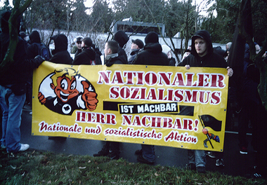 Demo in Treptow 2007. "Nationaler Sozialismus ist machbar, Herr Nachbar"