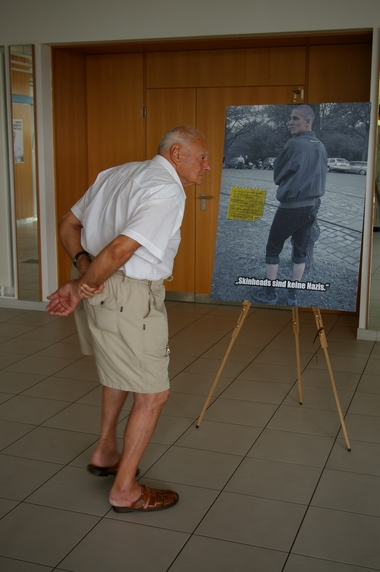 Muster-Foto aus Ausstellung mit Betrachter