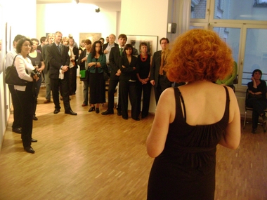 Anetta Kahane begrueßt das Vernissage-Publikum