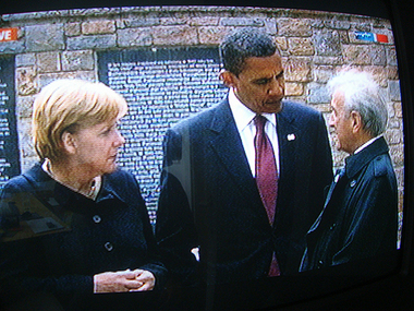 Obama mit Elie Wiesel und Angela Merkel