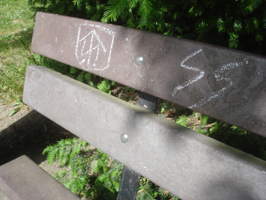 Nazisymbole auf bank im Stadtpark dessau 2008