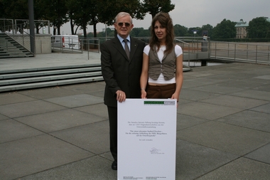 Nicole Föltz und Sachsens landtagspräsident bei der symbolischen Unterschriftenübergabe