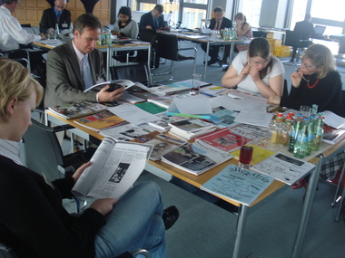 Im Jury-Zimmer am Tisch