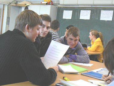 Schüler des Schulzentrums Blumenthal diskutieren die Inhalte der Ausstellung.