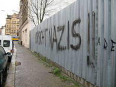 zaun in der leipziger Odermannstraße mit Schrift Vorsicht Nazis