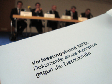 Bericht "Verfassungsfeind NPD", im Hintergrund das Podium