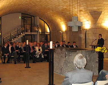 Blick in die Unterkirche Dresden; Pfarrer Sebastian Feydt am Rednerpult